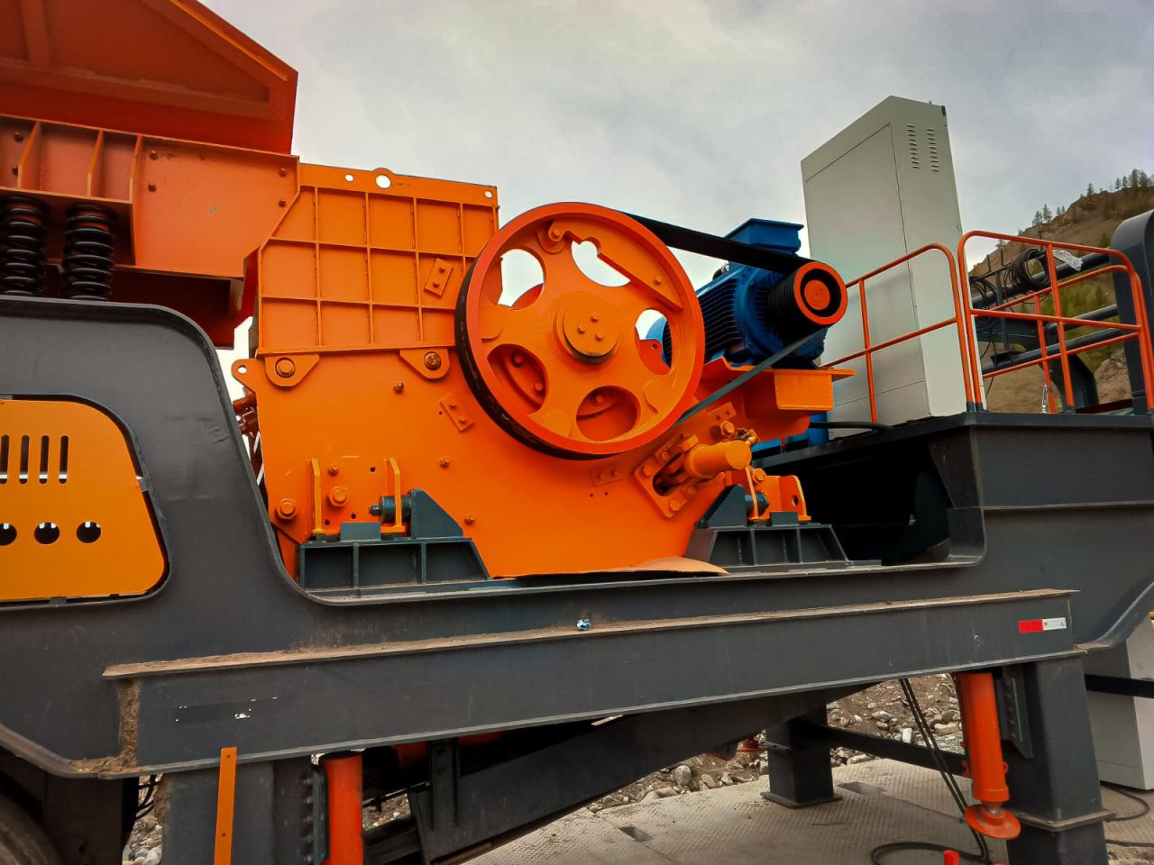 Щековая дробилка на мобильном комплексе